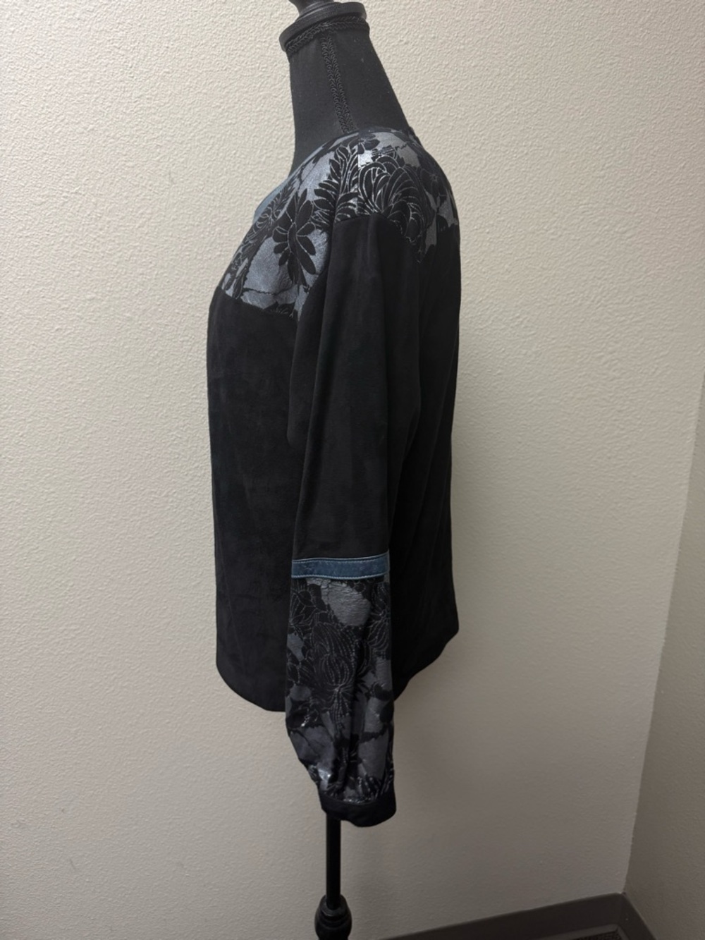 Siena NY Black Leather Floral Panel Top XS Long Sleeve V Neck Unique Chic - Picture 4 of 11
